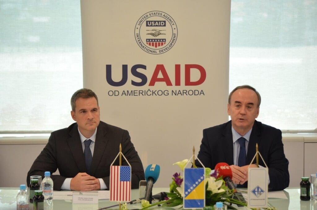 Ravnatelj misije agencije USAID za BiH Peter Duffy i direktor EP BiH Bajazit Jašarević pri potpisivanja Memoranduma o razumijevanju dvije stane 2016.