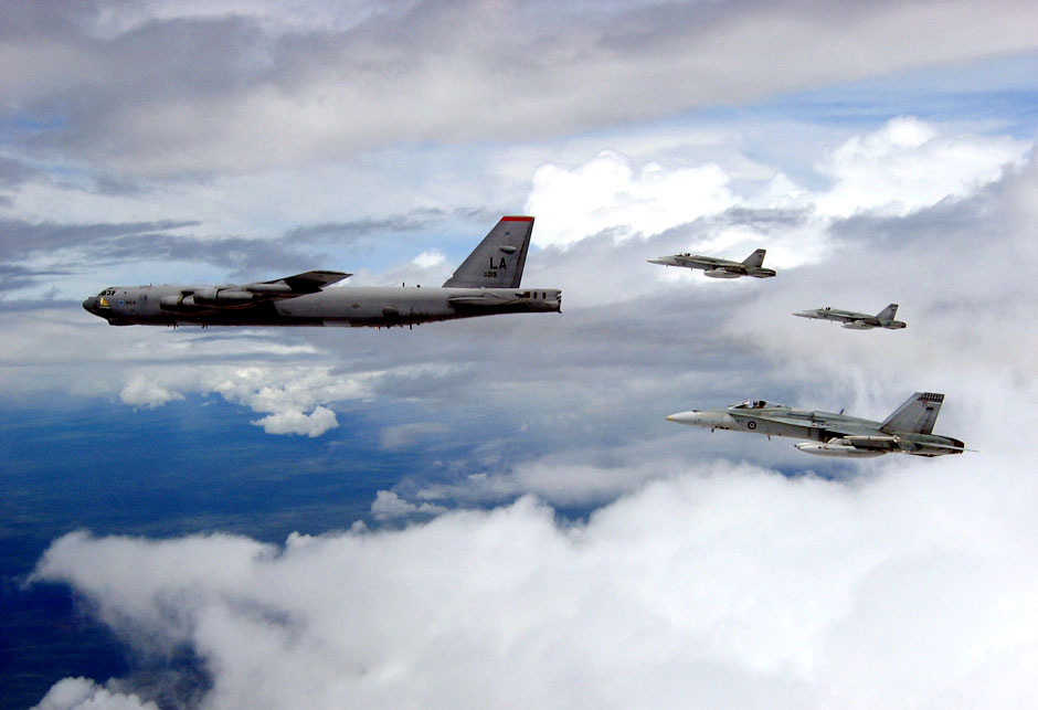 Vježba F/A-18E Super Hornet i E-2D Advanced Hawkeye zajedno sa B-52H Stratofortres