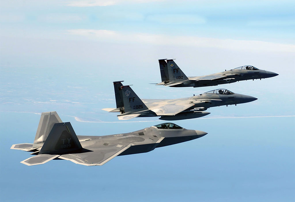 F-22 Raptor i dva F-15 Eagle