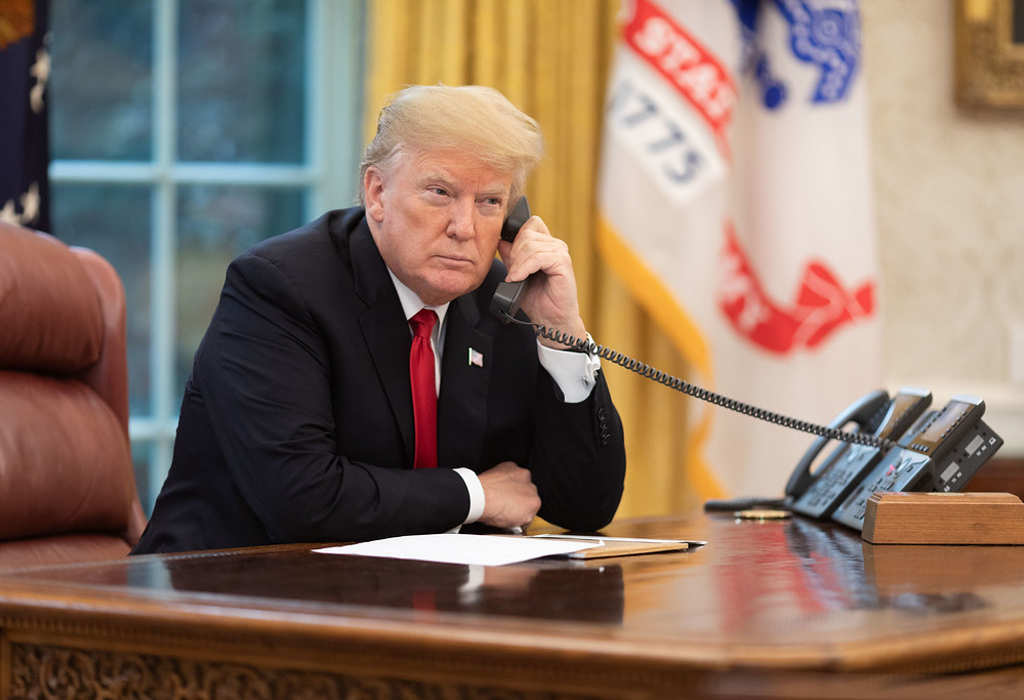 Donald Trump telefon ovalna kancelarija