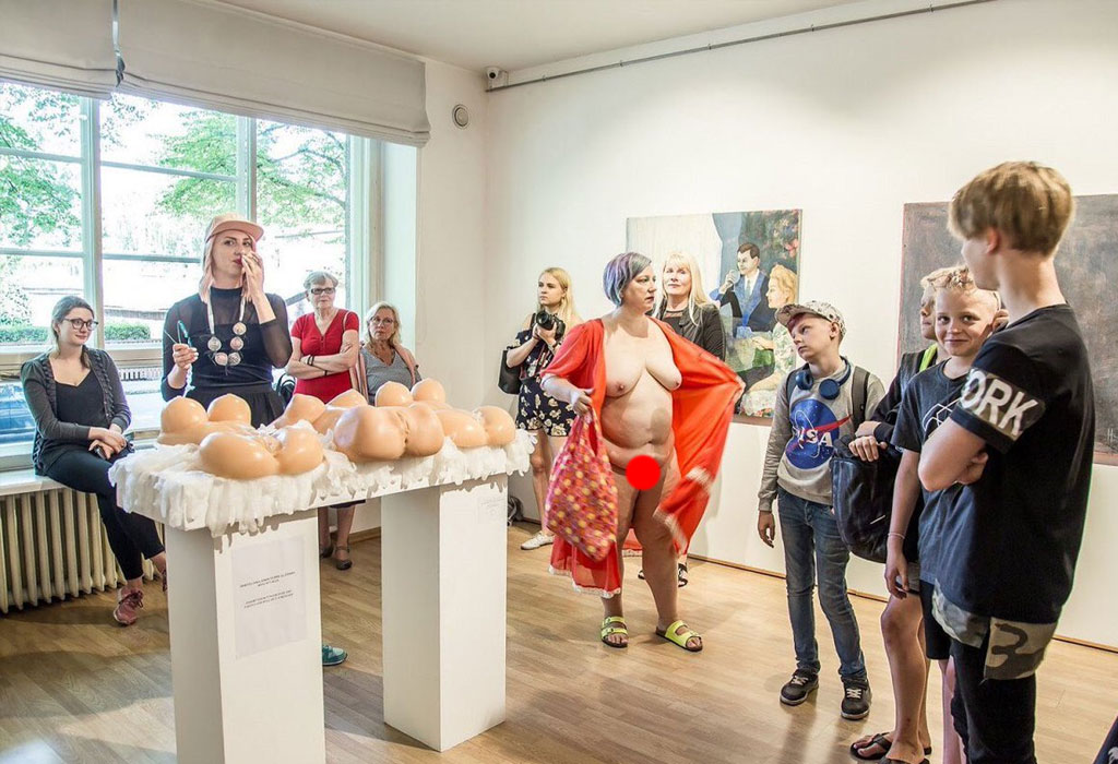 Feministička umjetnica skinula se gola pred školskom djecom za estonsku "Umjetničku" izložbu