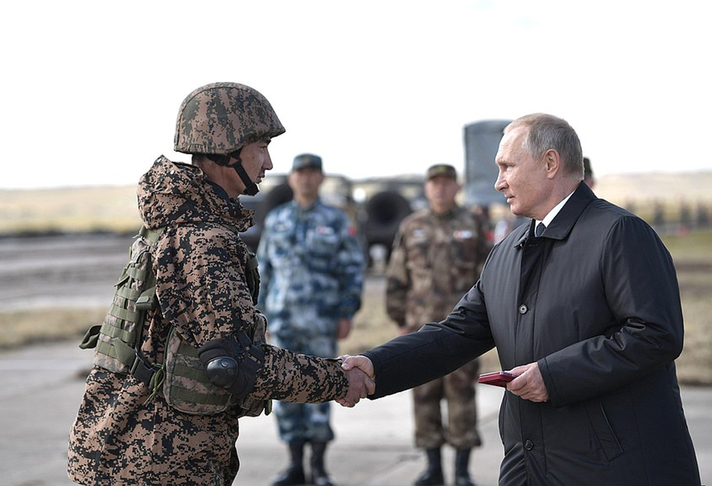 Putin i kineski vojnik