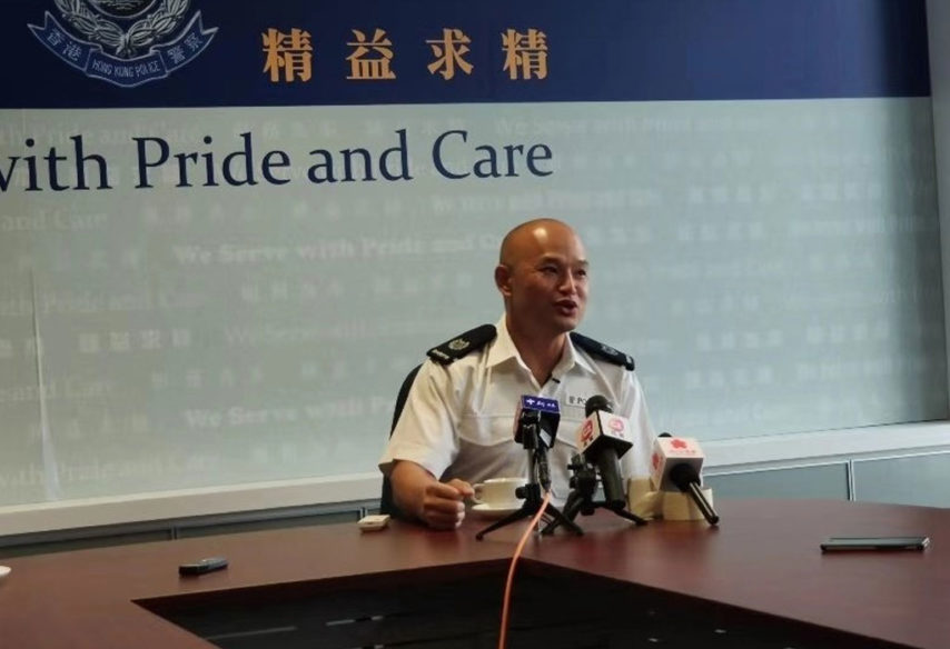 Hongkonški policajac na konferenciji za novinare u četvrtak