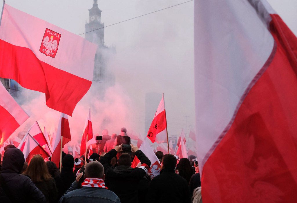 Poljska zastava navijaci protest