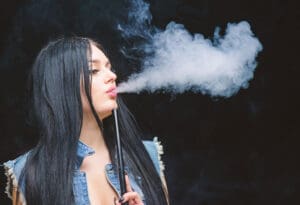 Žena koja puši cigaretu