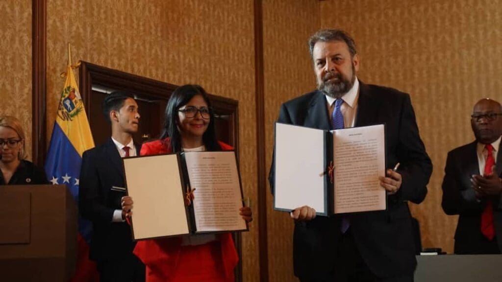 Potpredsjednica Delcy Rodríguez i predstavnici oporbe Venezuele nakon potpisivanja Nacionalnog plana dijaloga