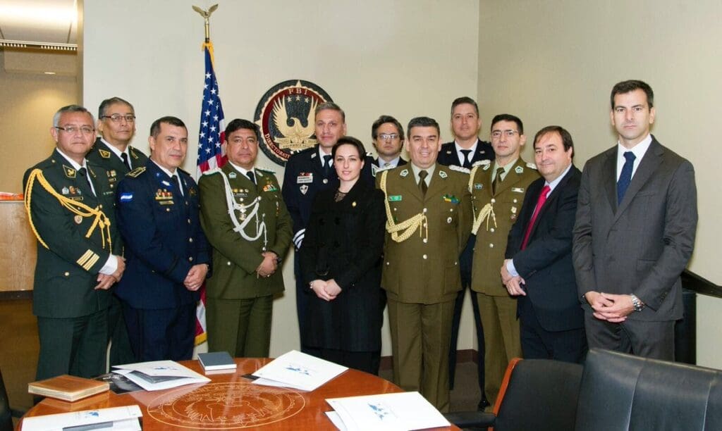 Bolivijski i američki časnici u FBI sjedištu američke službe „John Edgar Hoover“ 2017. u Washingtonu