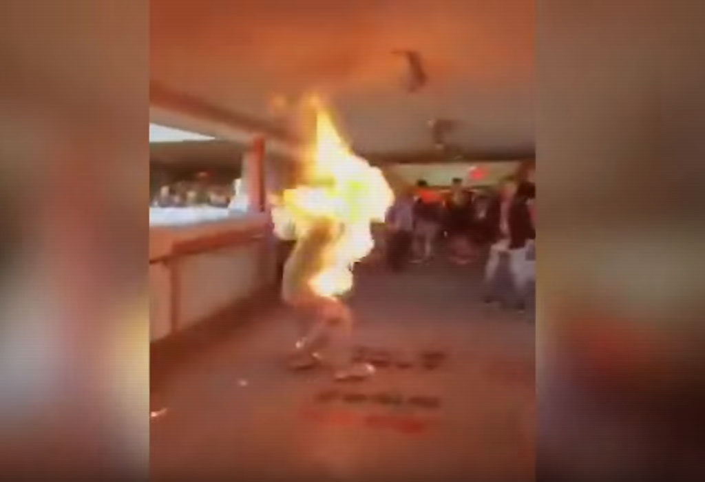 Hong Kong protesti zapaljen covek