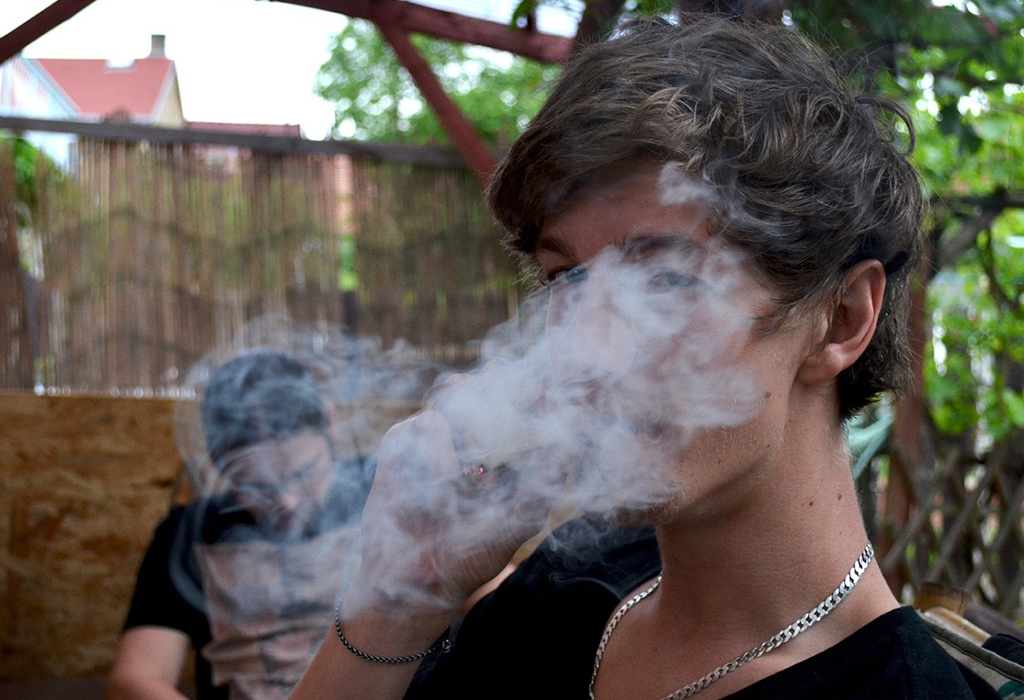 Muškarac puši marihuanu