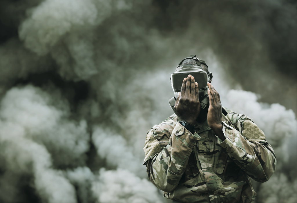 Vojnik gas maska abho