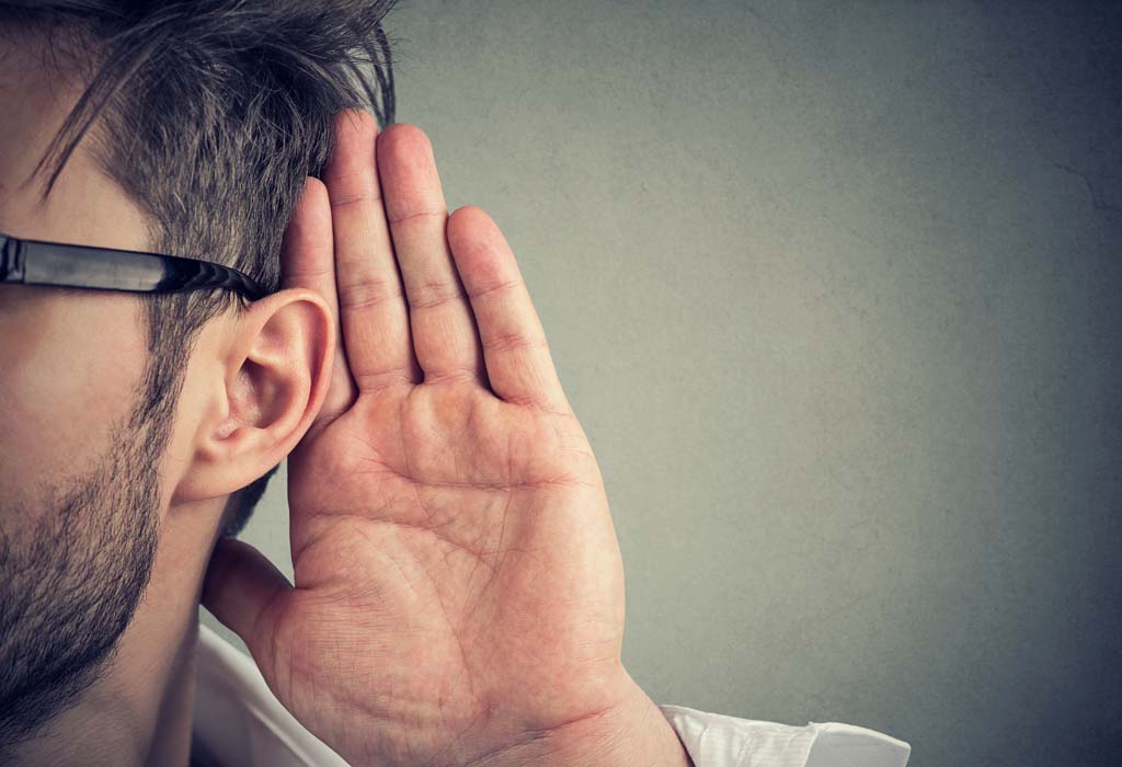 Uho muškarac priča informacija čuti
