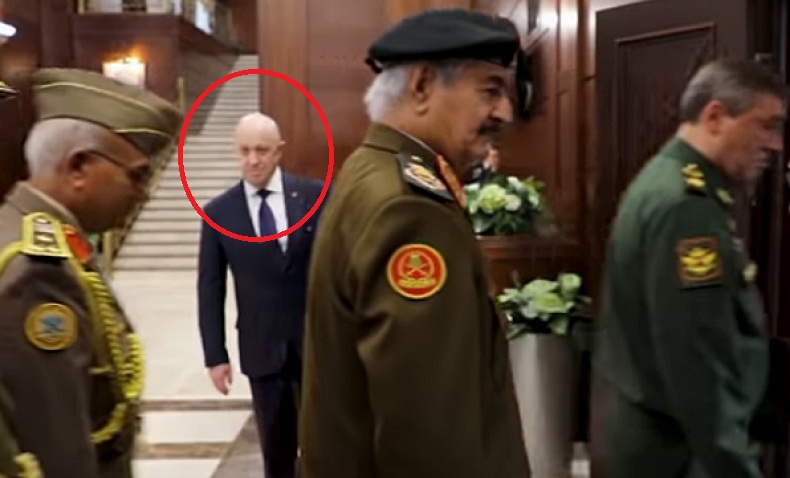 General Valerij Gerasimov i gen. Haftar sa suradnicima, te Jevgenij Prigožin u pozadini