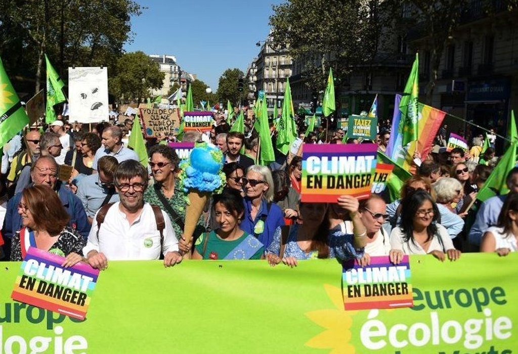 Štićena kolona „ekoloških aktivista“ u Parizu 21. rujna 2019.