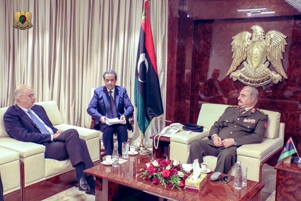 Grčki ministar Nikos Dendias i general Haftar tijekom jučerašnjeg sastanka u Bengaziju.