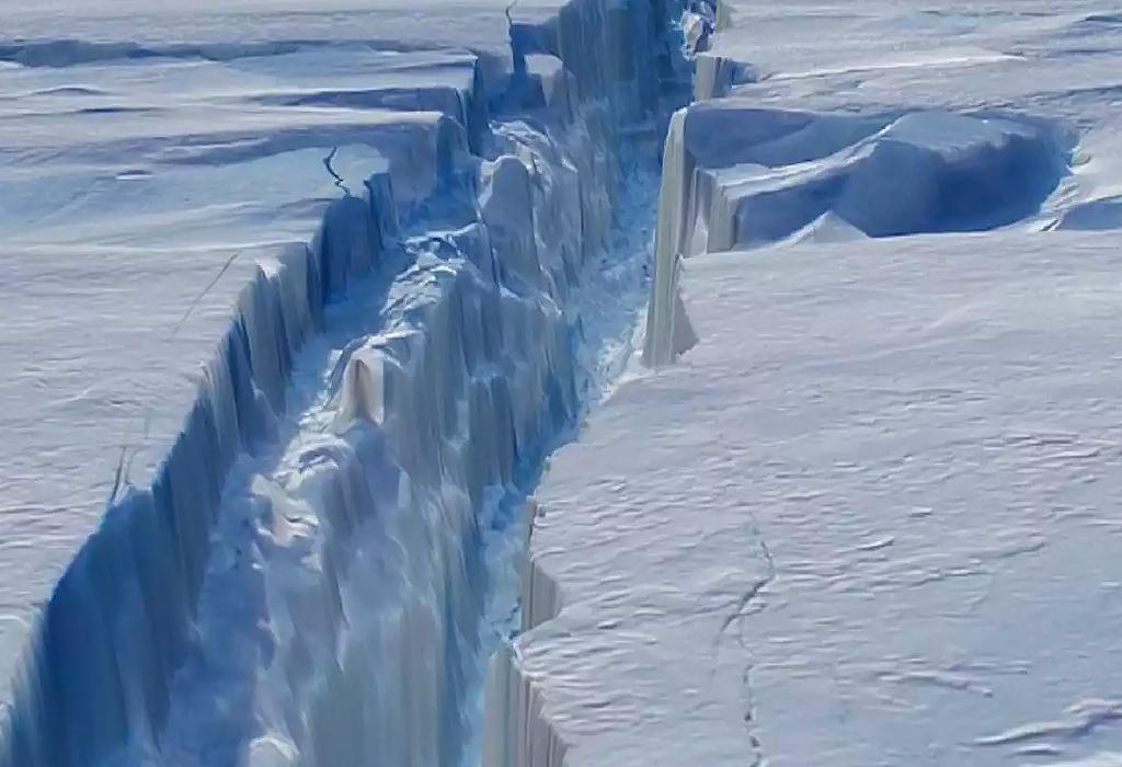 Pukotina u ledenjaku Antarktika Pine Island