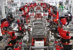 Fabrika Tesla industijski robot sklapanje