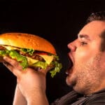 Gojazan čovjek jede hamburger - Masna jetra