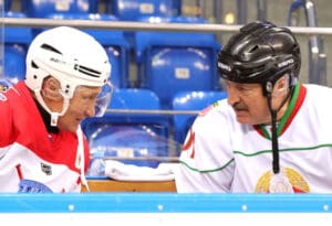 Lukašenko i Putin igraju hokej