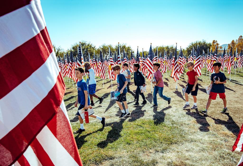 djeca - sad - zastave