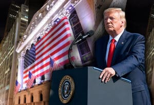 Donald Trump ispred zastave drži govor