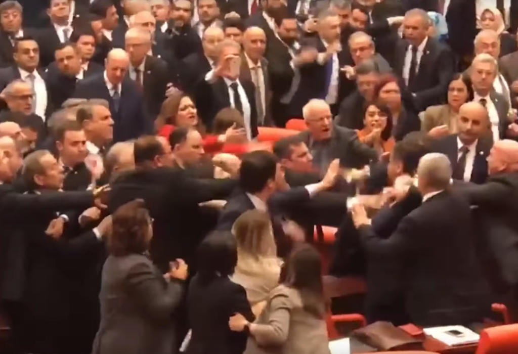 Masovna tuča u turskom parlamentu