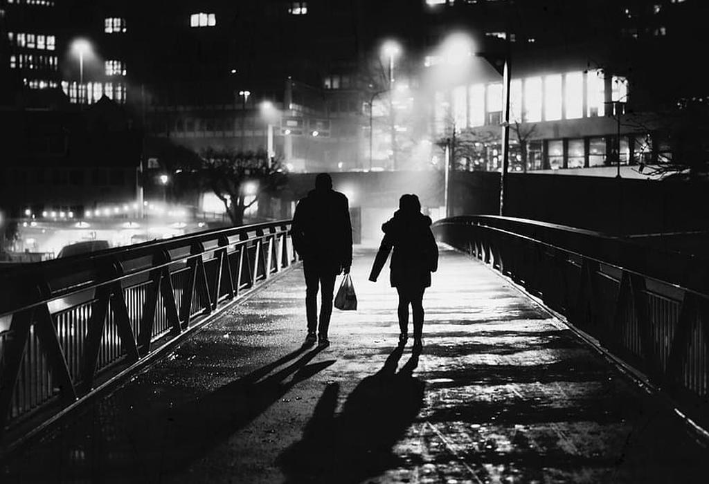 Ljudi hodaju noću - Karantin