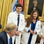 Donald Trump s rizičnom grupom osoba bez straha od koronavirusa