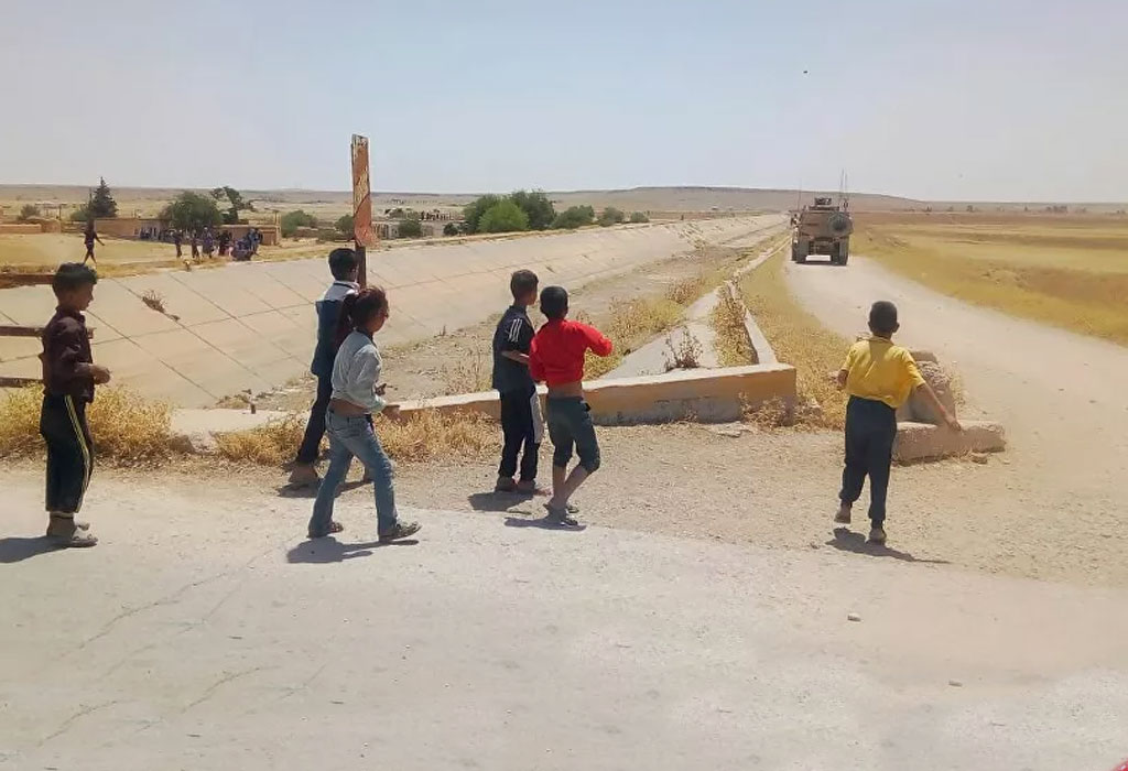 Sirijski dječaci kemenuju americka vozila