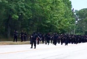 Naoružani crni demonstranti