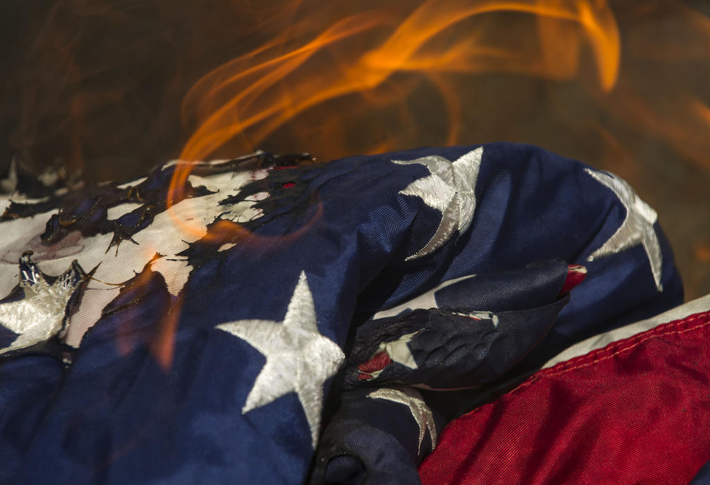 Black Lives Matter - Zapalili Američku zastavu