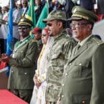 Premijer Etiopije sa vojnim licima