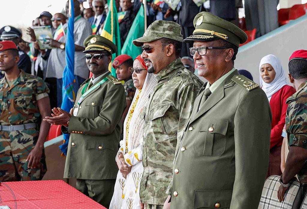 Premijer Etiopije sa vojnim licima