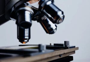 Medicina i politika potiskuju nauku