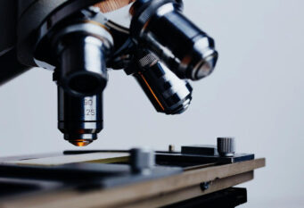 Medicina i politika potiskuju nauku