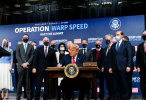Trump potpisuje izvrsnu naredbu kojom se osigurava da americki narod ima prioritetni pristup cjepivima COVID-19
