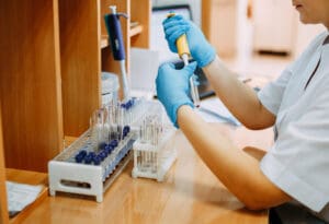 Doktor testira Covid-19 uzorke