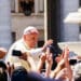 Papa Franjo sa ljudima