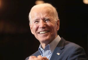 Biden nasmijan