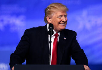 Donald Trump nasmijan