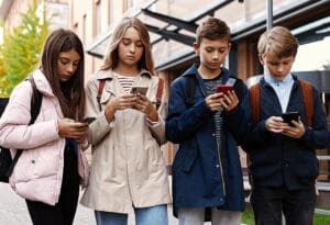 Djeca gledaju u telefone