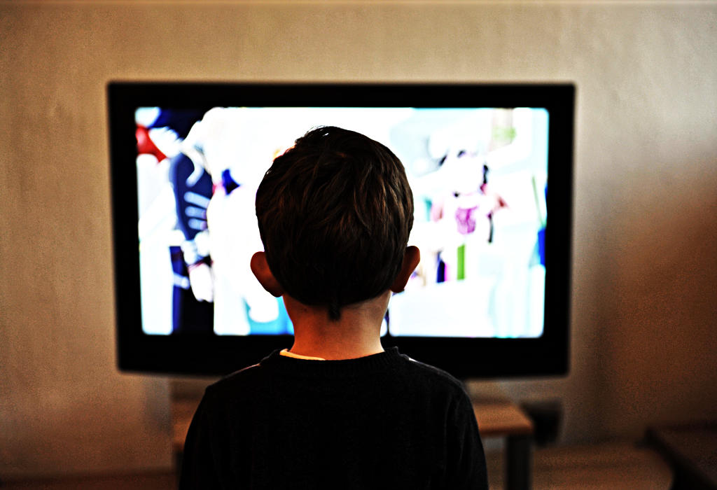 Dijete gleda tv emisije
