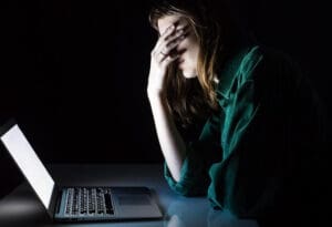 osoba umorna od gledanja u ekran