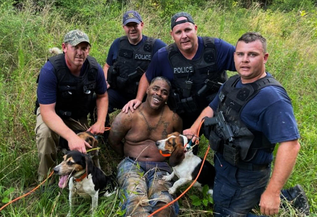 Fotografija bijelih policajaca iz Mississippija s nasmijesenim crnim osumnjicenikom