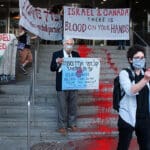 Jevrejski antiratni aktivisti oslikali ’rijeku krvi’ na stepenicama izraelskog konzulata
