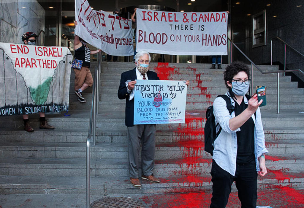 Jevrejski antiratni aktivisti oslikali ’rijeku krvi’ na stepenicama izraelskog konzulata