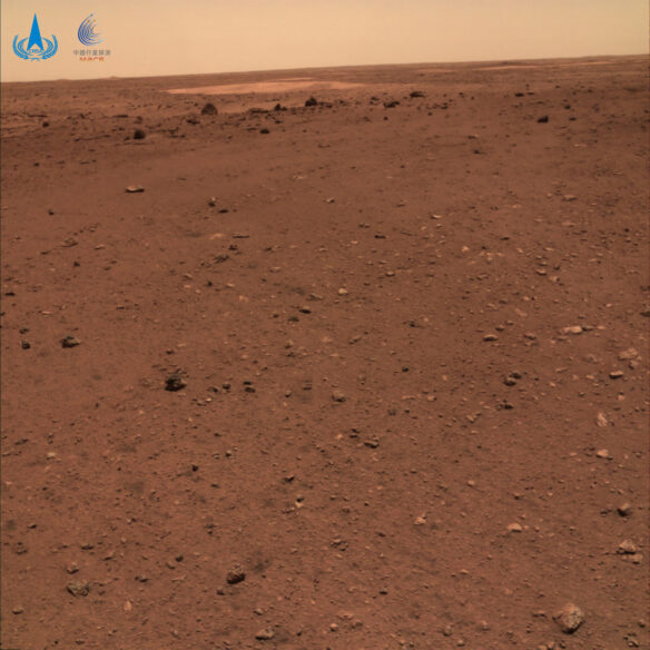 Ravna i stjenovita površina Marsa viđena na slikama visoke rezolucije koje je Kina objavila u sklopu svoje marsovske misije 1