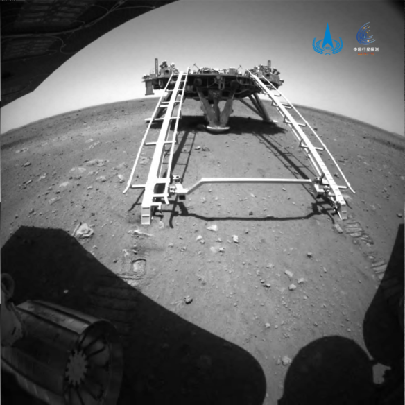 Ravna i stjenovita površina Marsa viđena na slikama visoke rezolucije koje je Kina objavila u sklopu svoje marsovske misije 5