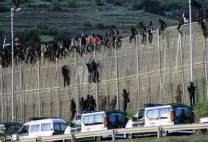 Spanska garda sprijecava ulazak migranata