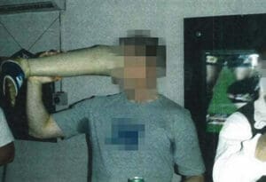 postrojbe australske vojske piju iz umjetne noge ubijenog Afganistanca