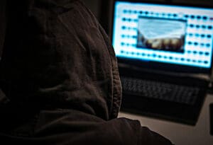 Sakriveni covjek za racunarom